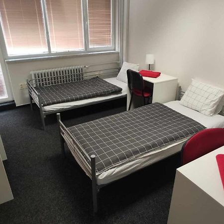Parkcentrum Lowcost Hotel Near Center Of 俄斯特拉发 外观 照片